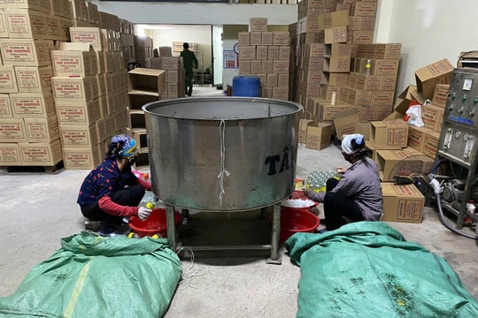 Khởi tố chủ cơ sở sản xuất số lượng lớn giấm ăn giả bằng axit và nước