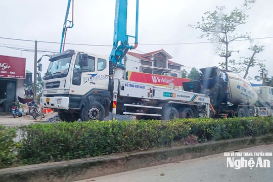 Xe trộn bê tông chắn ngang lòng đường gây mất an toàn giao thông