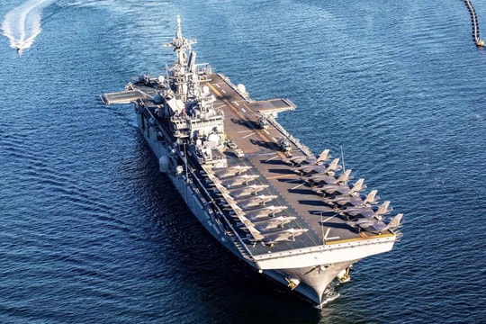 Mỹ điều tàu tấn công đổ bộ USS Tripoli cùng phi đội tiêm kích F-35B hướng về Trung Đông