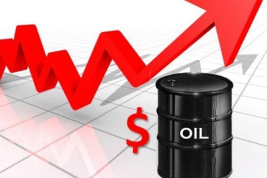 Giá dầu Brent vượt 105 USD/thùng do căng thẳng Trung Đông, Việt Nam giữ ổn định giá xăng