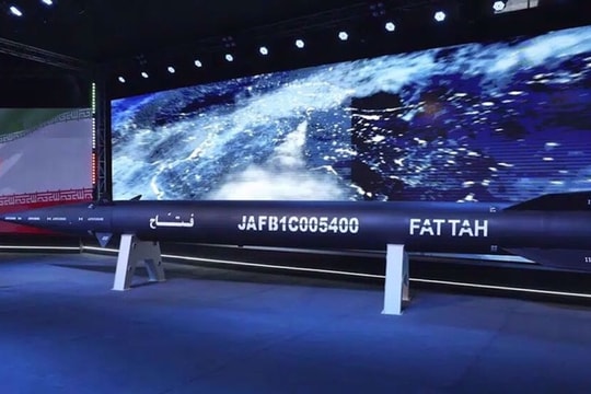 Iran lần đầu triển khai tên lửa đạn đạo Sejjil tấn công mục tiêu Israel
