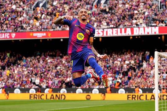 Raphinha lập hat-trick siêu hạng giúp Barcelona đè bẹp Sevilla 5-2 tại Camp Nou