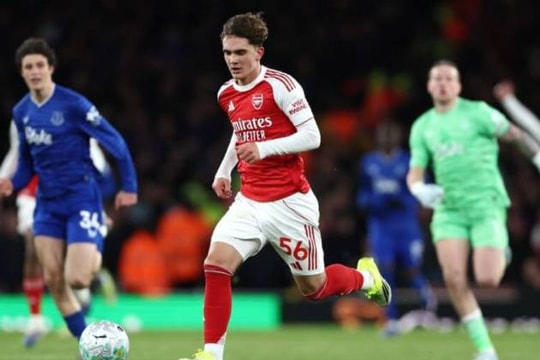 Arsenal và chiến dịch bảo vệ thần đồng 16 tuổi Max Dowman