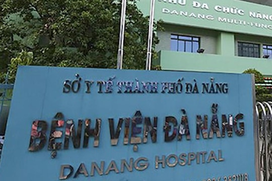 Cụ ông phải đi cấp cứu sau khi kẹp con rắn cắn mình về nhà