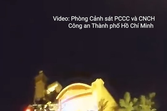 Cảnh sát PCCC cứu 5 người trong căn nhà 6 tầng bị cháy lúc rạng sáng