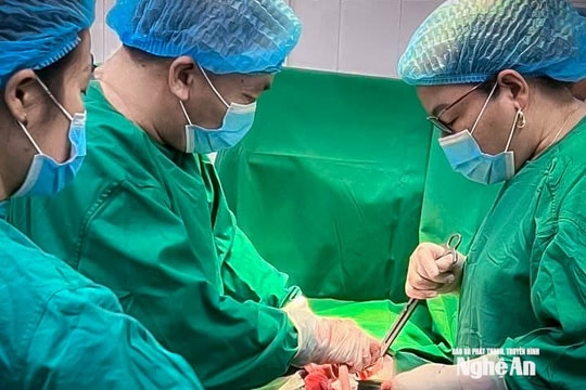 Cứu sống thai phụ người Lào trong tình trạng nguy kịch