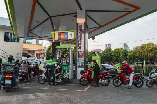 Giá dầu tăng vọt hơn 5% giữa lúc Mỹ chật vật tìm đồng minh 'giải cứu' eo biển Hormuz