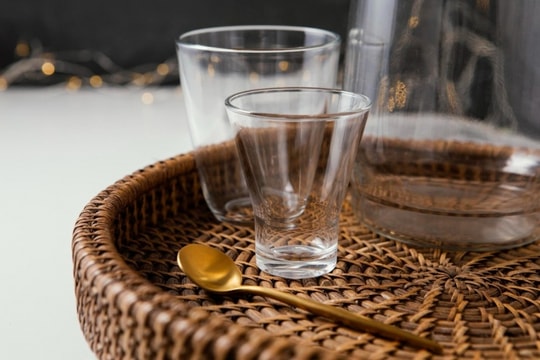 Lưu ý khi dùng cốc thủy tinh trong khách sạn: Rủi ro sức khỏe từ quy trình vệ sinh