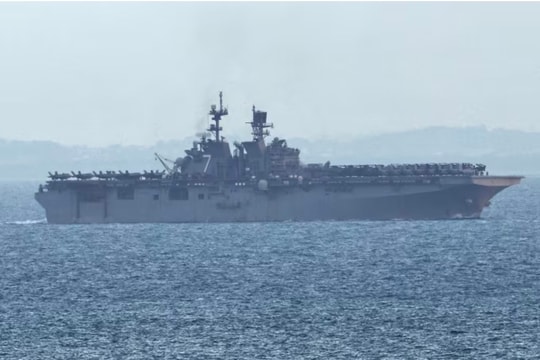 Tàu đổ bộ USS Tripoli chở 2.200 lính thủy đánh bộ Mỹ di chuyển qua Singapore tới Trung Đông