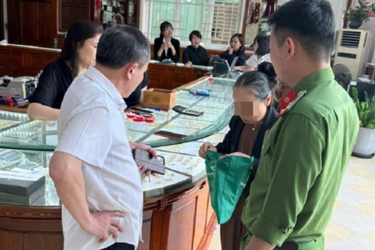 Nhận được cuộc gọi của kẻ lừa đảo, tự xưng là "cán bộ công an" cụ bà ở Nghệ An rụng rời chân tay, mang 19 chỉ vàng đi bán