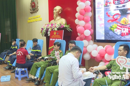 Cán bộ, chiến sĩ cảnh sát phòng cháy, chữa cháy và cứu nạn, cứu hộ tham gia hiến máu tình nguyện