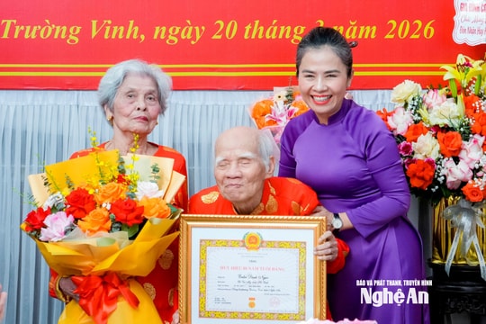 Phó Bí thư Tỉnh ủy Võ Thị Minh Sinh trao tặng Huy hiệu 80 năm tuổi Đảng cho các đảng viên lão thành