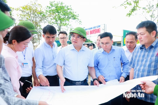 Phó Chủ tịch UBND tỉnh Phùng Thành Vinh kiểm tra hiện trường, chuẩn bị khởi công Nhà máy Nhiệt điện LNG Quỳnh Lập