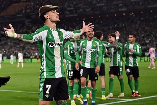 Antony rực sáng giúp Real Betis vùi dập Panathinaikos 4-0 tại Europa League