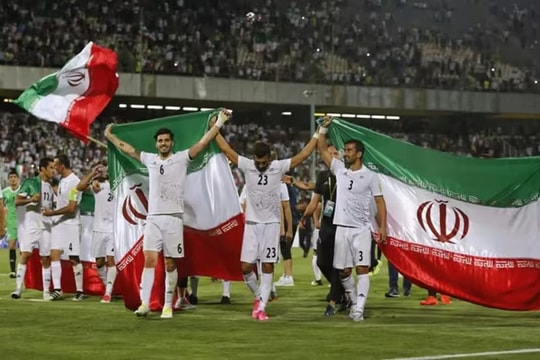 FIFA ví HLV Kim Sang Sik như “phù thủy”; Iran gây tranh cãi với tuyên bố về World Cup 2026