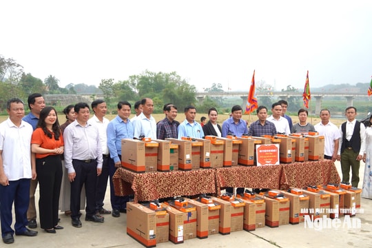 Chủ tịch UBND tỉnh Quảng Trị Lê Hồng Vinh trao tặng thiết bị máy tính cho các thôn, bản của xã Con Cuông