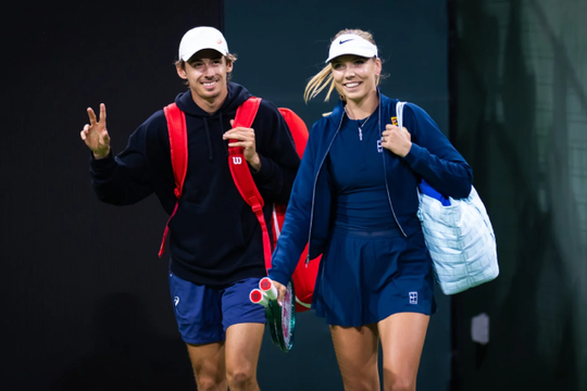 Alex De Minaur và Katie Boulter gây sốt với màn đua xe phạt giặt đồ tại Miami Open