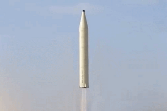 Iran tập kích quy mô lớn bằng tên lửa đa đầu đạn và tuyên bố phong tỏa eo biển Hormuz