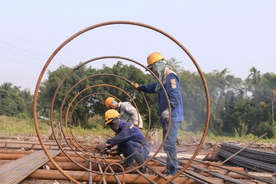 Giá vật liệu xây dựng tăng mạnh: Xi măng lên 100.000 đồng/tấn, thép chạm mốc 16,2 triệu đồng