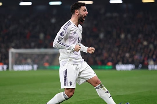 Manchester United chia điểm: Bruno Fernandes rực sáng giữa thảm họa mang tên Harry Maguire