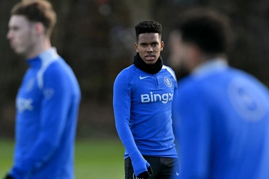 Estevao Willian làm khổ hàng thủ Chelsea: Hồi chuông báo động cho Liam Rosenior