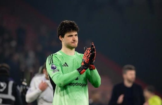Senne Lammens khẳng định đẳng cấp dù Man Utd chia điểm đáng tiếc tại Vitality