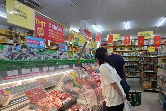 TPHCM: Doanh nghiệp bán lẻ nỗ lực giữ giá hàng thiết yếu dù chi phí tăng 15%