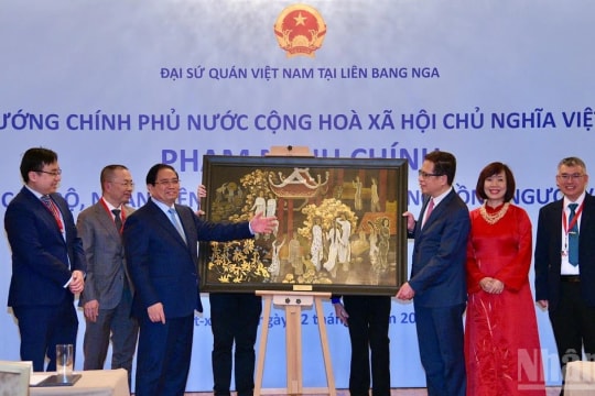 Thủ tướng Phạm Minh Chính gặp mặt cán bộ, nhân viên Đại sứ quán, cộng đồng người Việt Nam tại Nga
