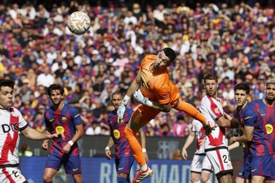 Joan Garcia rực sáng giúp Barcelona hạ Rayo Vallecano, thiết lập kỷ lục 17 trận thắng liên tiếp