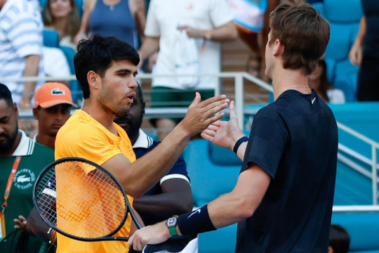 Sebastian Korda gây địa chấn khi quật ngã số 1 thế giới Carlos Alcaraz tại Miami Open 2026