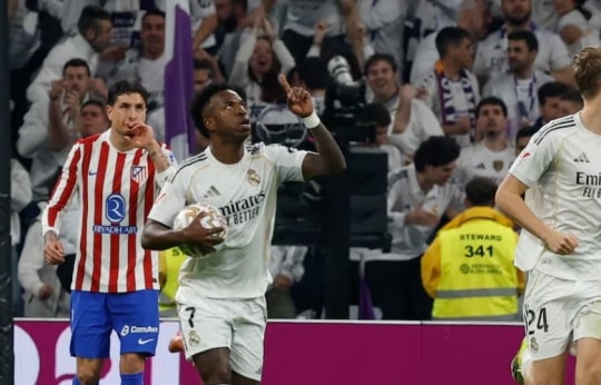 Real Madrid hạ Atletico 3-2: Vinicius phá dớp và dấu ấn bản lĩnh của Arbeloa