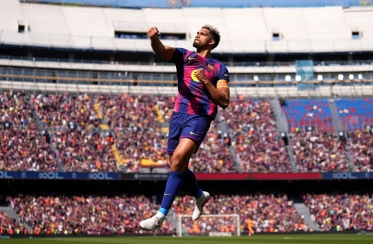 Hàng thủ Barcelona rực sáng trong ngày Lewandowski gây thất vọng lớn