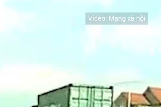 Xe đầu kéo container lạng lách, tạt đầu ô tô gây bức xúc