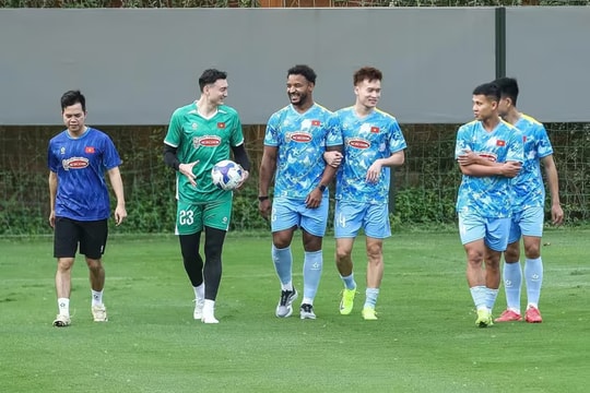 Xuân Son tập riêng trong buổi tập thứ hai của tuyển Việt Nam; Man City hạ Arsenal, giành cúp Liên đoàn Anh