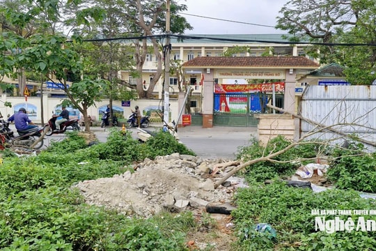Gần 2 ha đất bỏ hoang trên đường Phượng Hoàng Trung Đô thành điểm đổ rác giữa khu dân cư