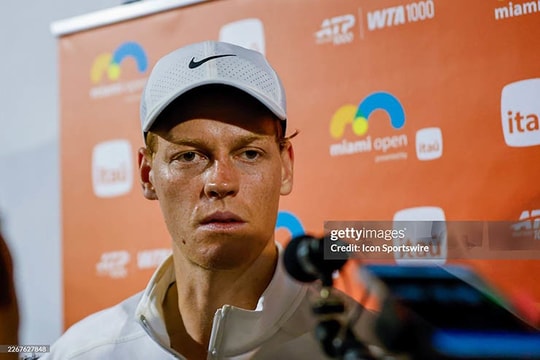 Jannik Sinner phá kỷ lục của Djokovic và làn sóng chỉ trích Emma Raducanu