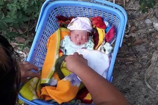 Nghệ An: Bé trai sơ sinh bị bỏ rơi lúc 3h sáng kèm lời nhắn