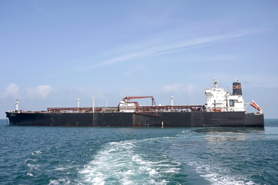 ‘Nút thắt’ eo biển Hormuz được nới lỏng, giá dầu lao dốc mạnh