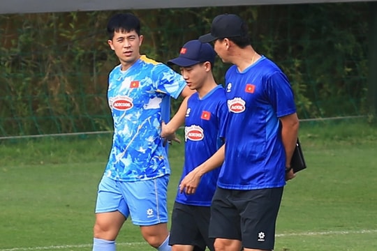 HLV Kim Sang Sik kèm cặp sát sao Đình Trọng trong ngày tái xuất ĐT Việt Nam