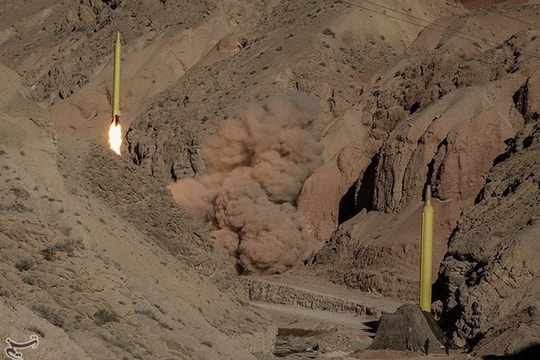 Iran triển khai loạt tên lửa hạng nặng tấn công các mục tiêu chiến lược tại Israel và căn cứ Mỹ