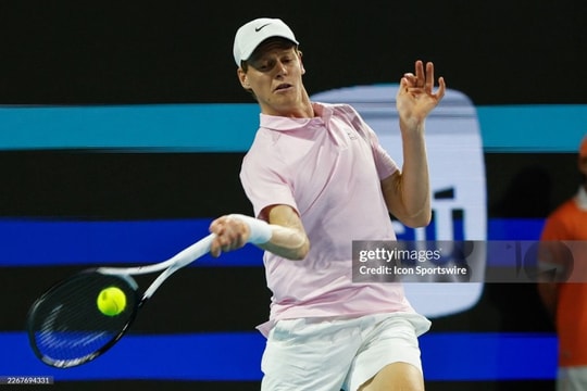 Jannik Sinner thắng nhọc nhằn Alex Michelsen 2-0 để ghi tên vào tứ kết Miami Open 2026