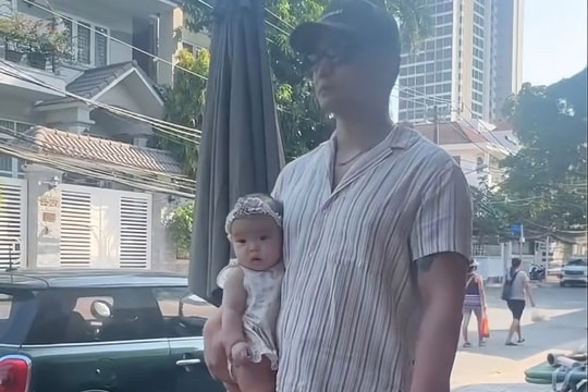 Huy Trần gây chú ý với cách bế bé Gạo 'độc lạ' khi dạo phố cùng diễn viên Ngô Thanh Vân