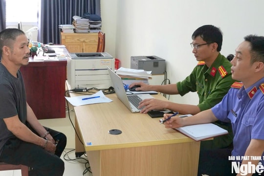 Khởi tố đối tượng sử dụng búa chống người thi hành công vụ