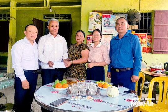 Xã Quảng Châu tặng quà động viên gia đình thanh niên dũng cảm cứu người trong vụ cháy ở Hà Nội