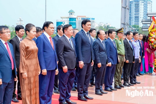 Đoàn đại biểu dự kỳ họp HĐND tỉnh dâng hoa tưởng niệm tại Quảng trường Hồ Chí Minh