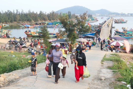 Nhịp sống mưu sinh nơi cửa biển Quang Thiết