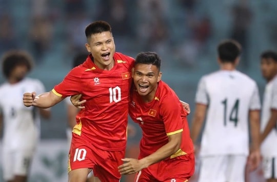 Tuyển Việt Nam thắng Bangladesh 3-0: Thử thách cho cặp song sát Xuân Son và Hoàng Hên