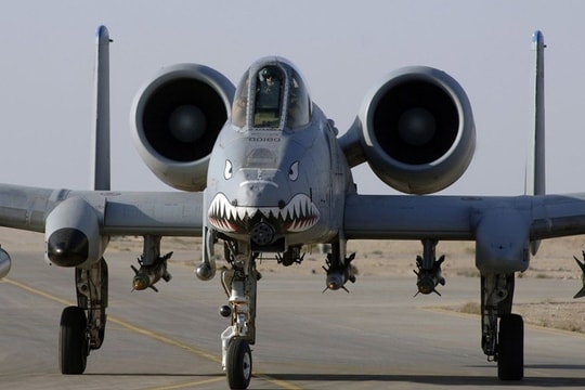 Mỹ điều động cường kích A-10 và trực thăng Apache tới eo biển Hormuz