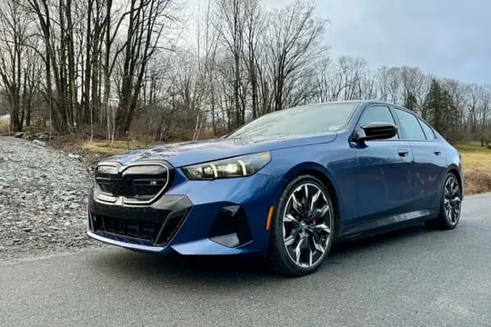 BMW i5 2026 tại Mỹ đồng loạt dùng chuẩn sạc Tesla: Bước ngoặt hạ tầng xe điện