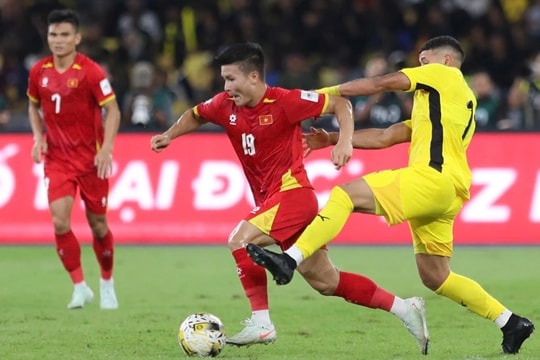 HLV Kim Sang-sik quyết thắng Malaysia 2-0 để khẳng định vị thế tuyển Việt Nam